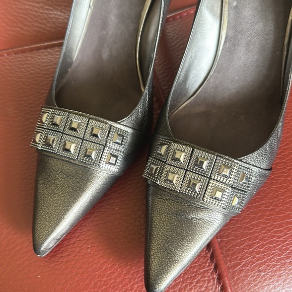Nine West Leather Pumps with Decorative Element on the Top - Picture 3 of 6